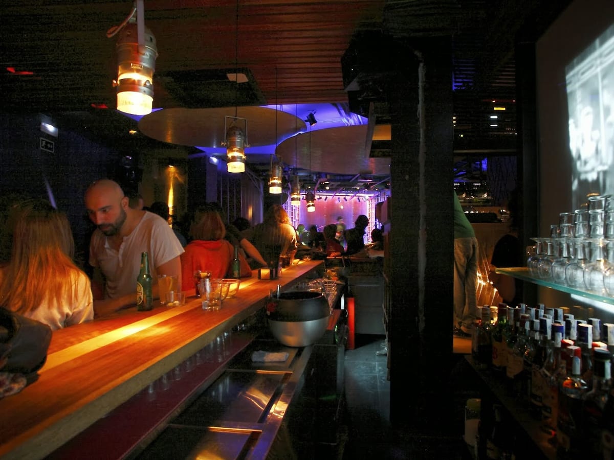 Intruso Bar — entretenimiento en Madrid